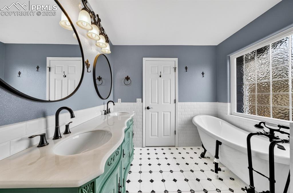 Image 14 of 50: Bathroom