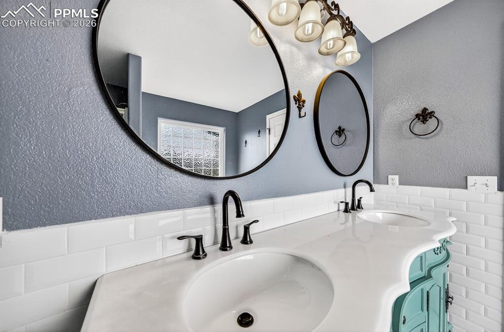 Image 15 of 50: Bathroom