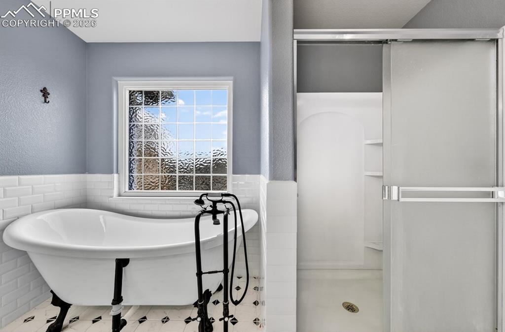 Image 16 of 50: Bathroom