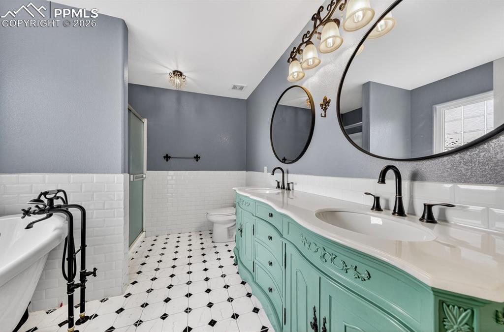 Image 17 of 50: Bathroom