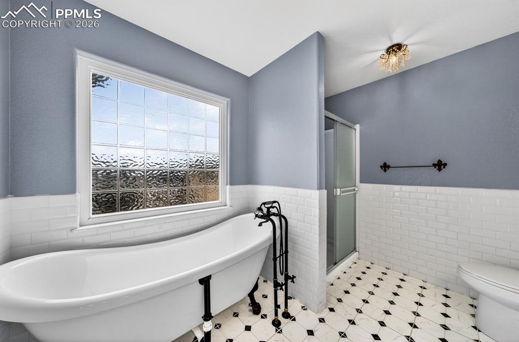 Image 18 of 50: Bathroom