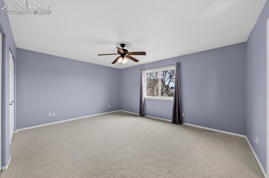 Image 19 of 50: Bedroom