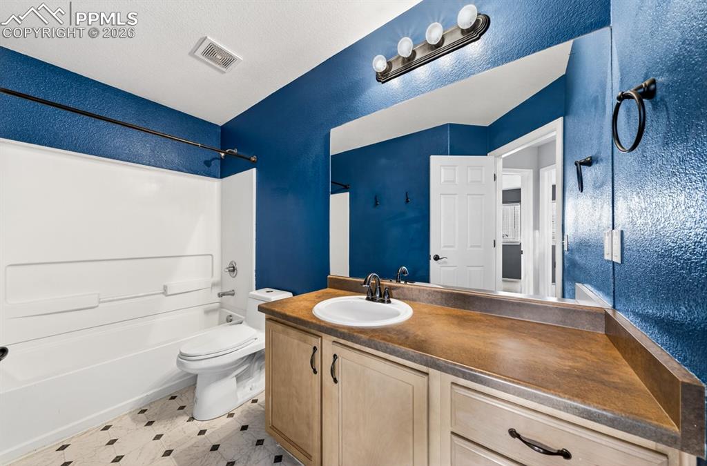 Image 21 of 50: Bathroom