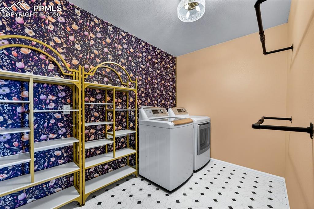 Image 22 of 50: Laundry