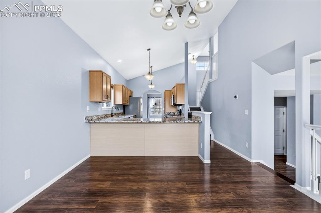 Image 3 of 50: Dining Area