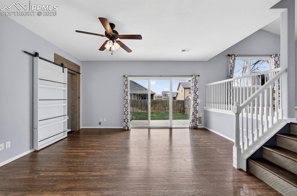 Image 37 of 50: Living Room