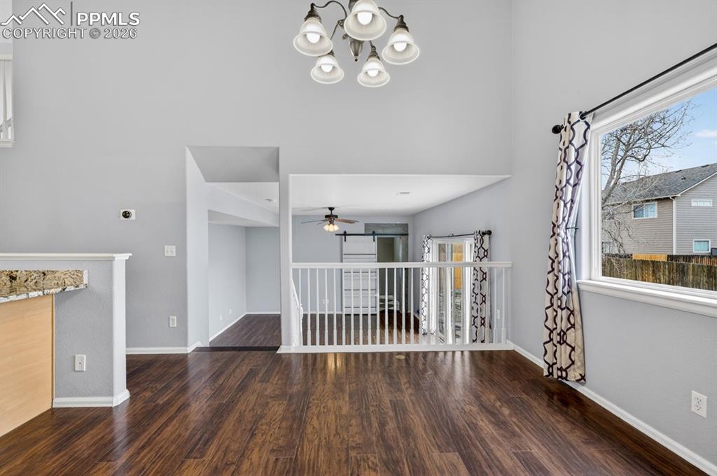 Image 4 of 50: Dining Area