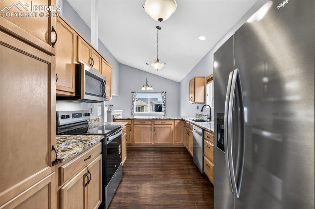 Image 7 of 50: Kitchen