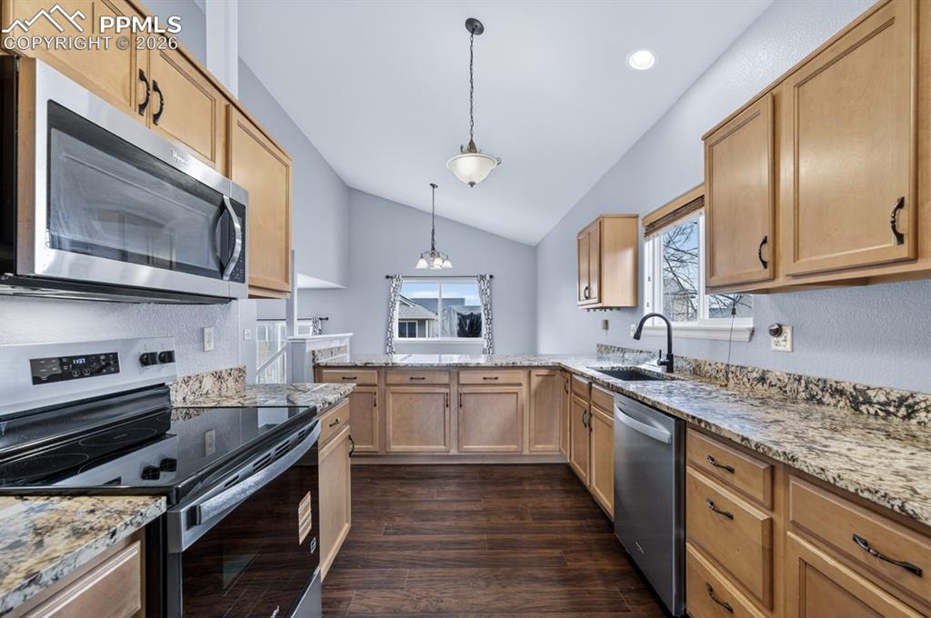 Image 8 of 50: Kitchen