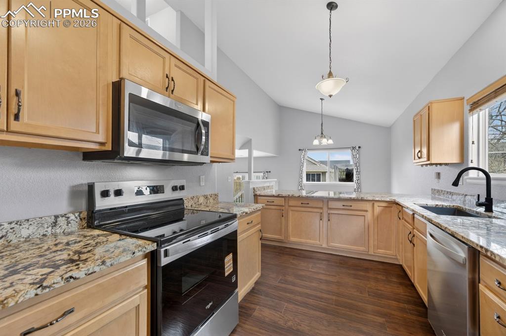 Image 9 of 50: Kitchen