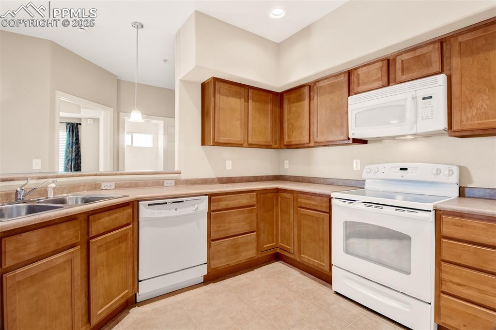 Image 10 of 23: Kitchen