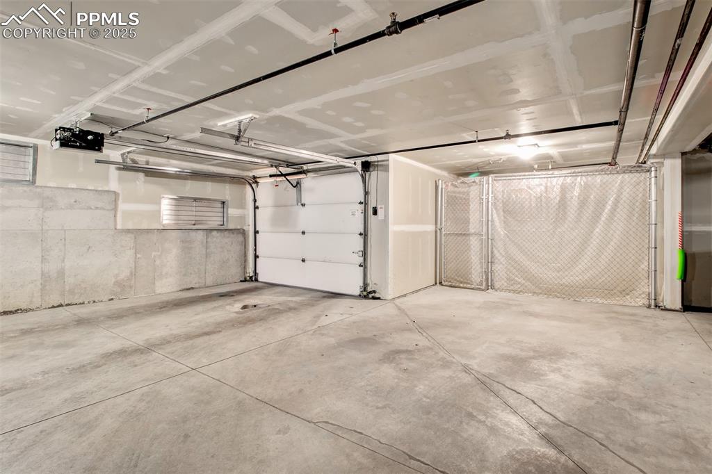 Image 22 of 23: Garage