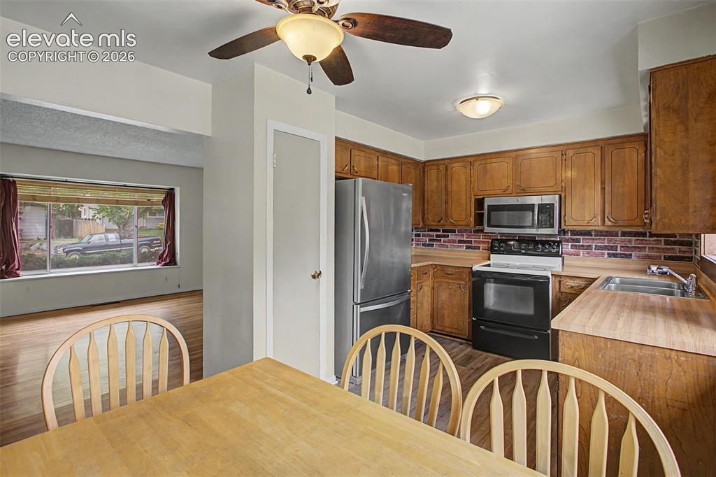 Image 10 of 34: Kitchen