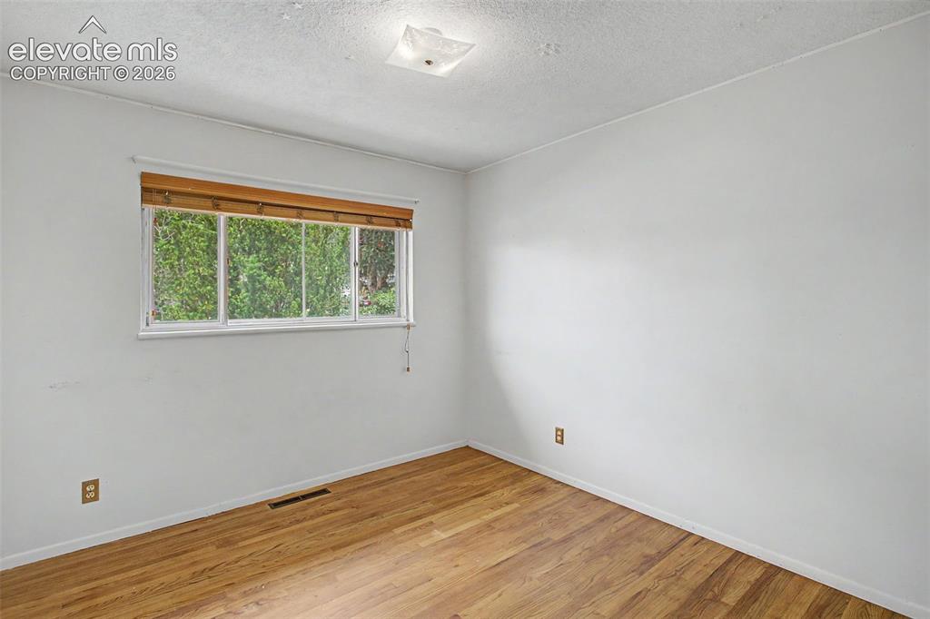 Image 15 of 34: Bedroom