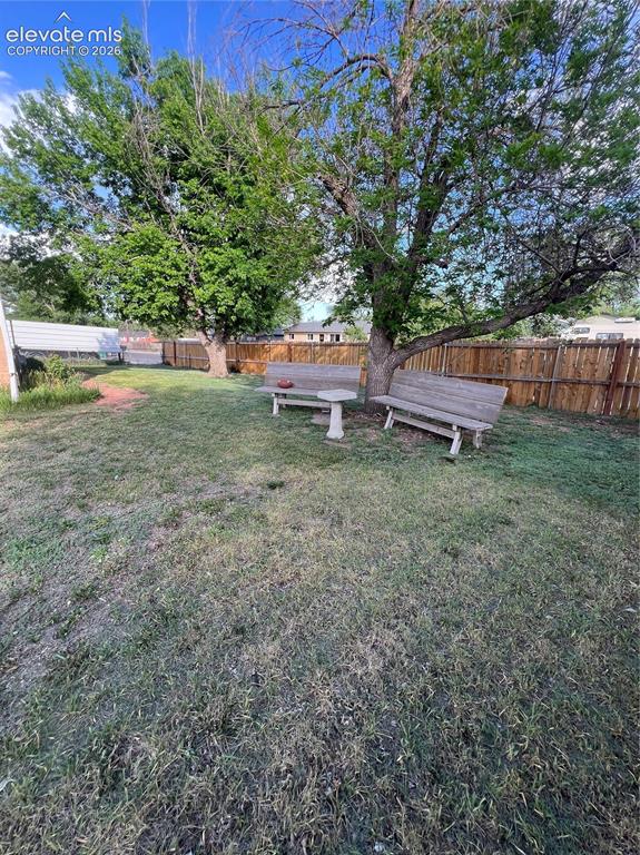 Image 2 of 4: Yard