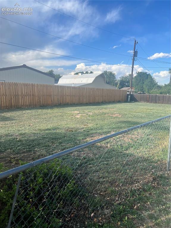 Image 3 of 4: Yard
