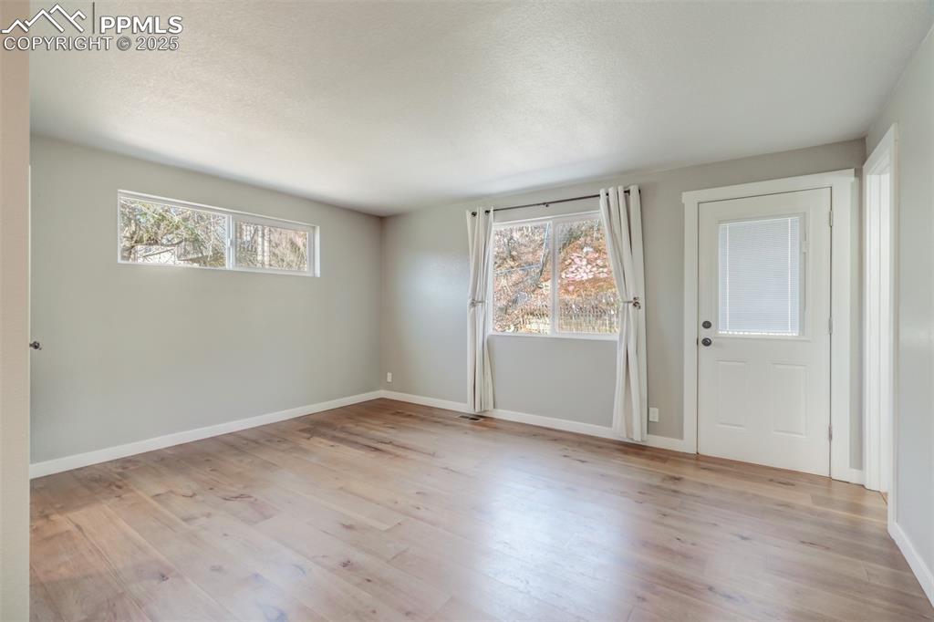 Image 15 of 28: Entry