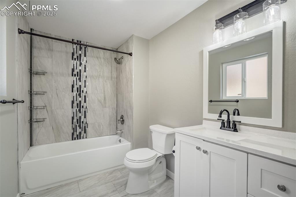 Image 17 of 28: Bathroom