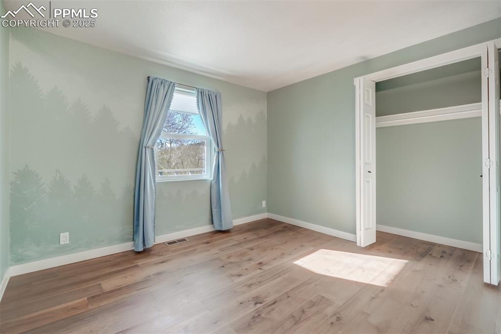 Image 19 of 28: Bedroom