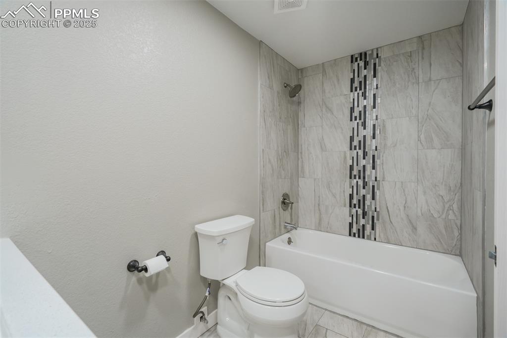 Image 20 of 28: Bathroom