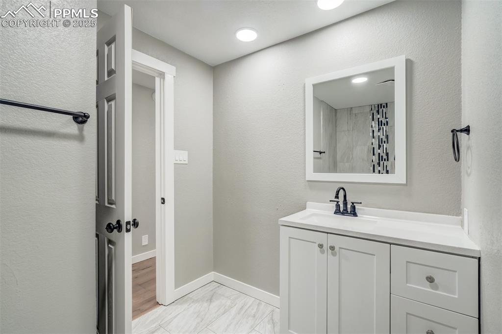 Image 21 of 28: Bathroom