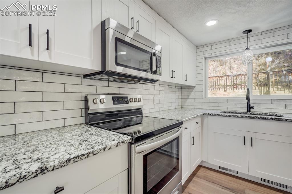 Image 6 of 28: Kitchen