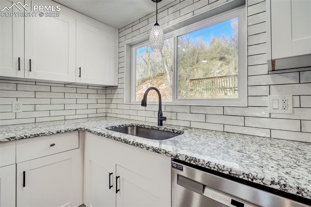 Image 7 of 28: Kitchen