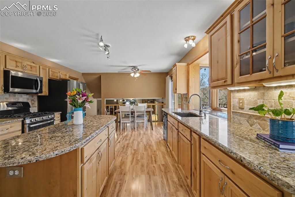 Image 13 of 45: Kitchen