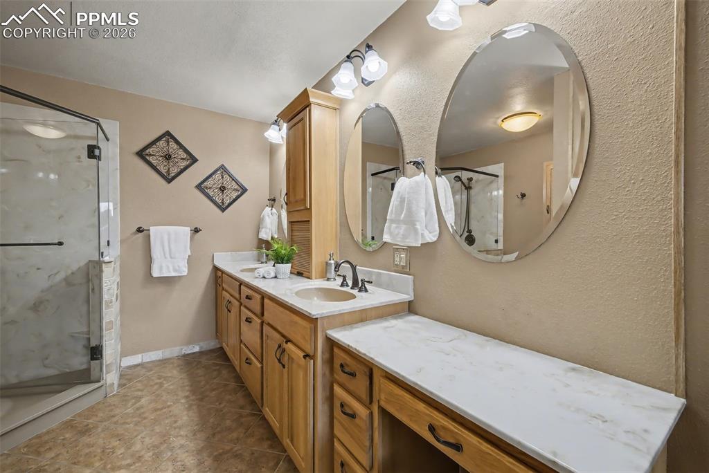 Image 22 of 45: Bathroom