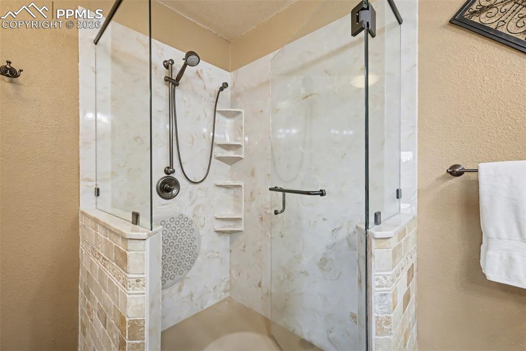 Image 23 of 45: Bathroom