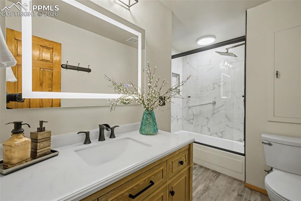 Image 25 of 45: Bathroom