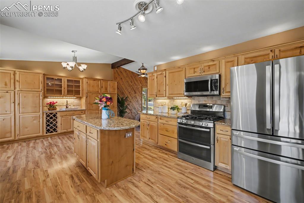 Image 9 of 45: Kitchen
