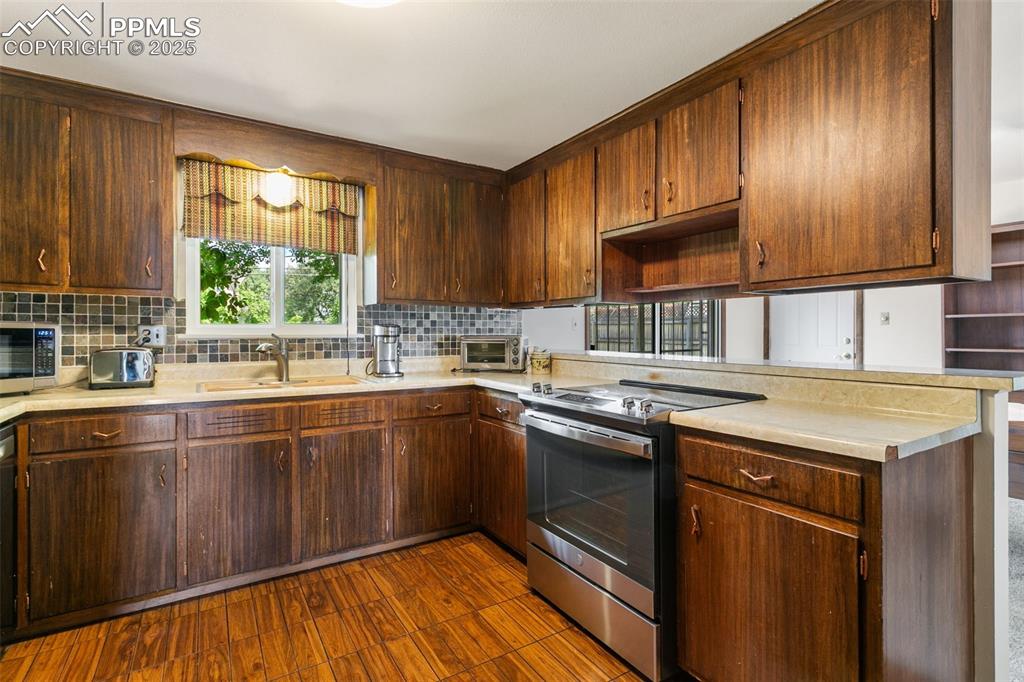 Image 11 of 37: Kitchen