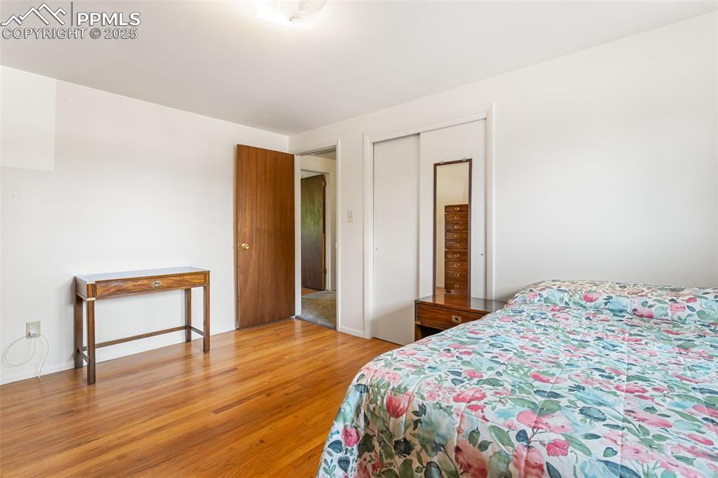 Image 31 of 37: Bedroom