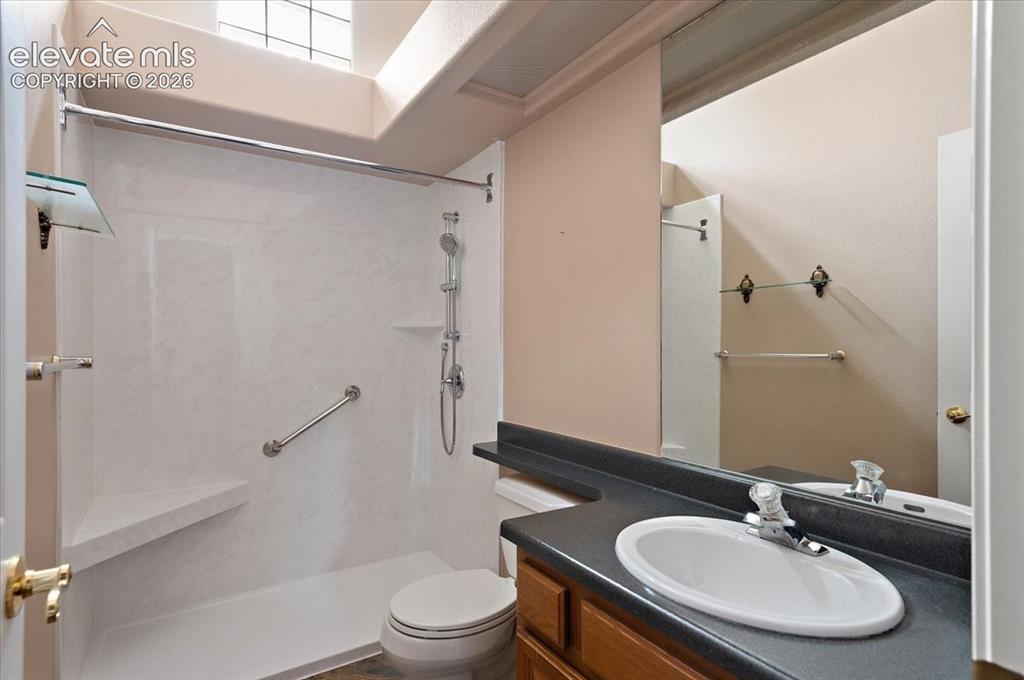 Image 11 of 30: Bathroom