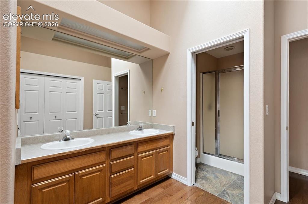 Image 16 of 30: Bathroom