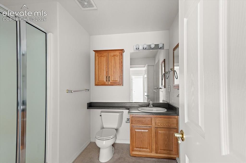 Image 18 of 30: Bathroom