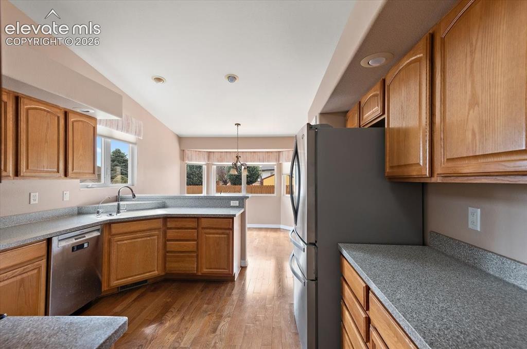 Image 9 of 30: Kitchen