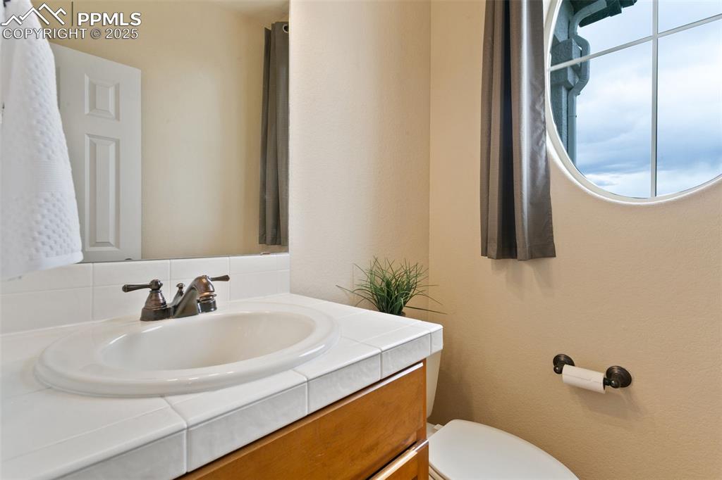 Image 16 of 50: Bathroom