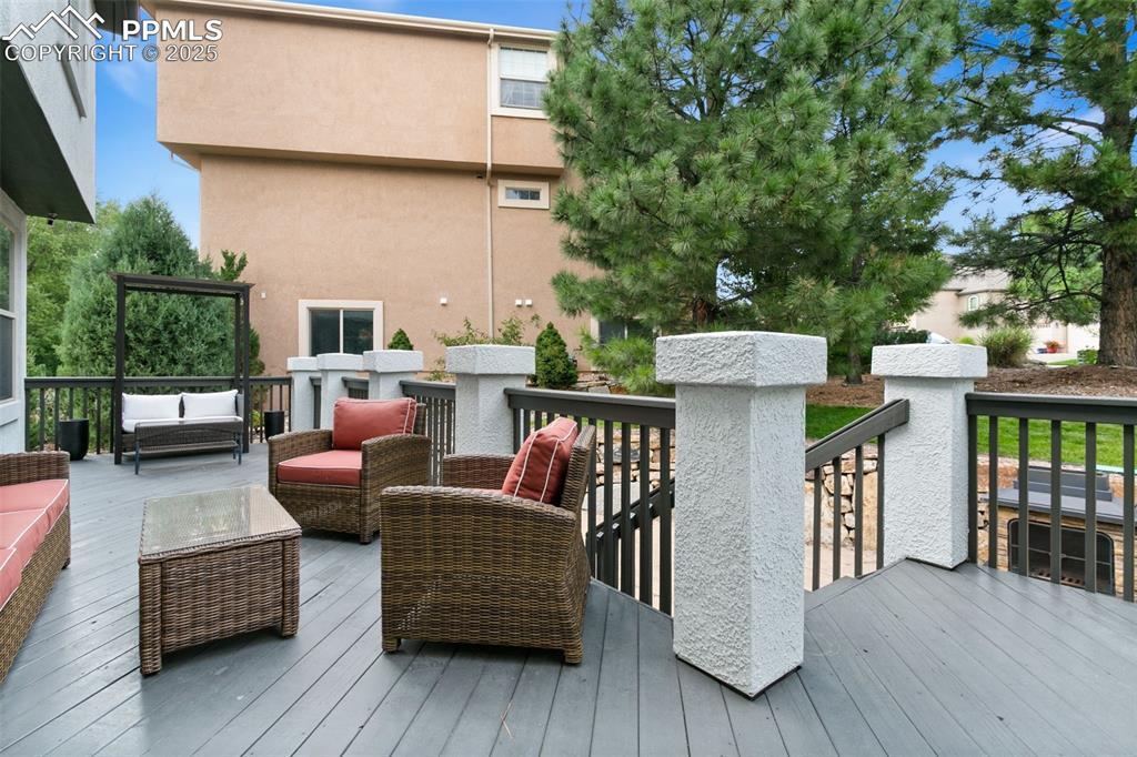 Image 5 of 50: Deck