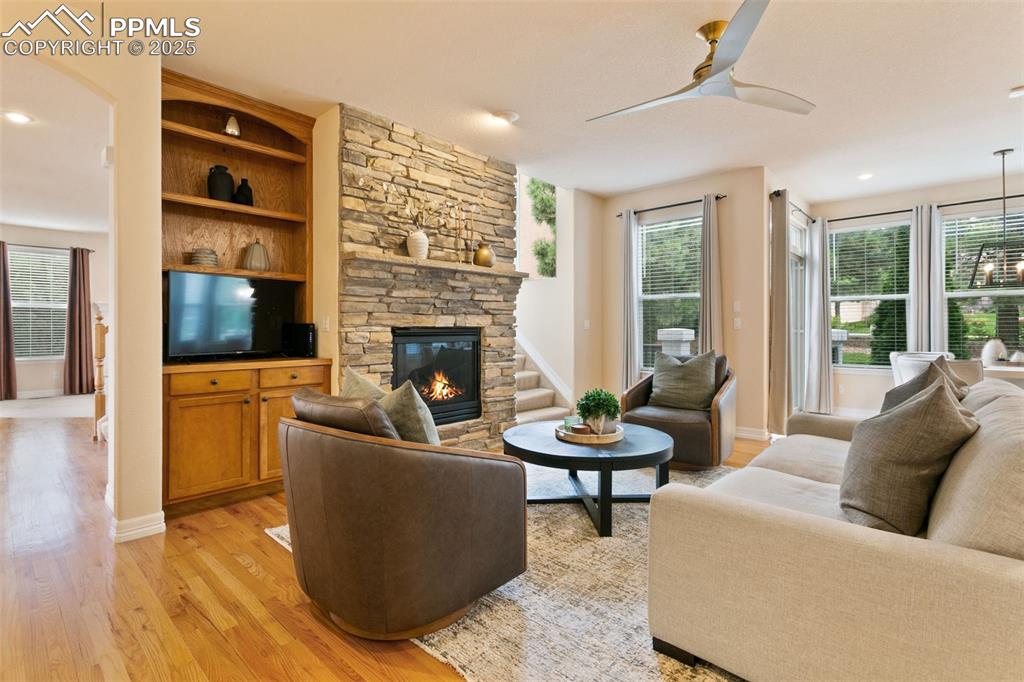 Image 9 of 50: Living Room