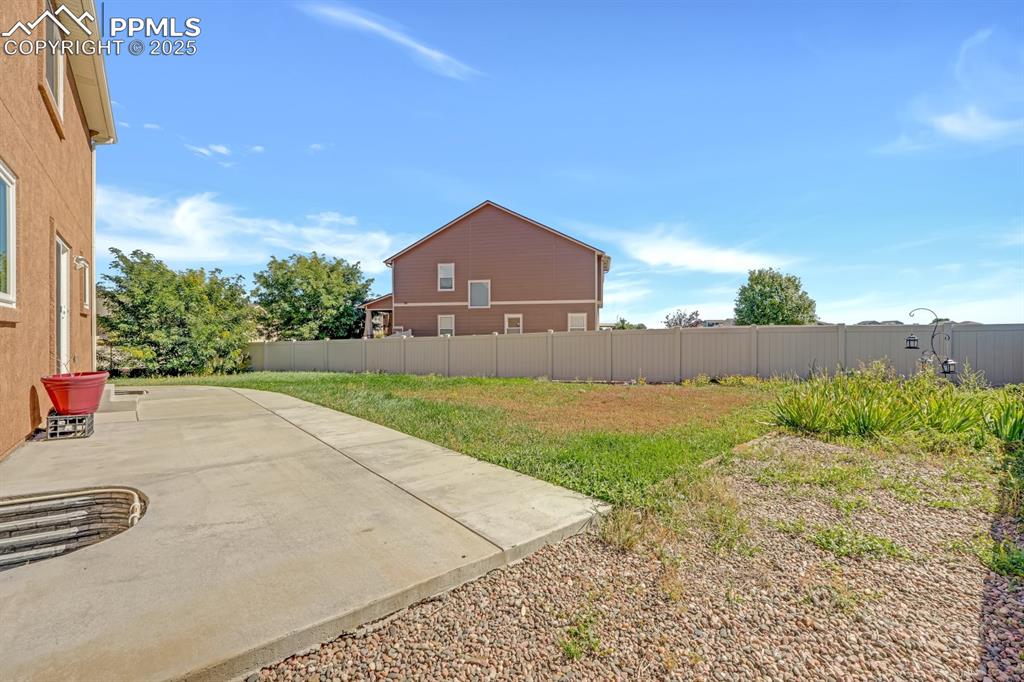 Image 33 of 38: Fully fenced yard