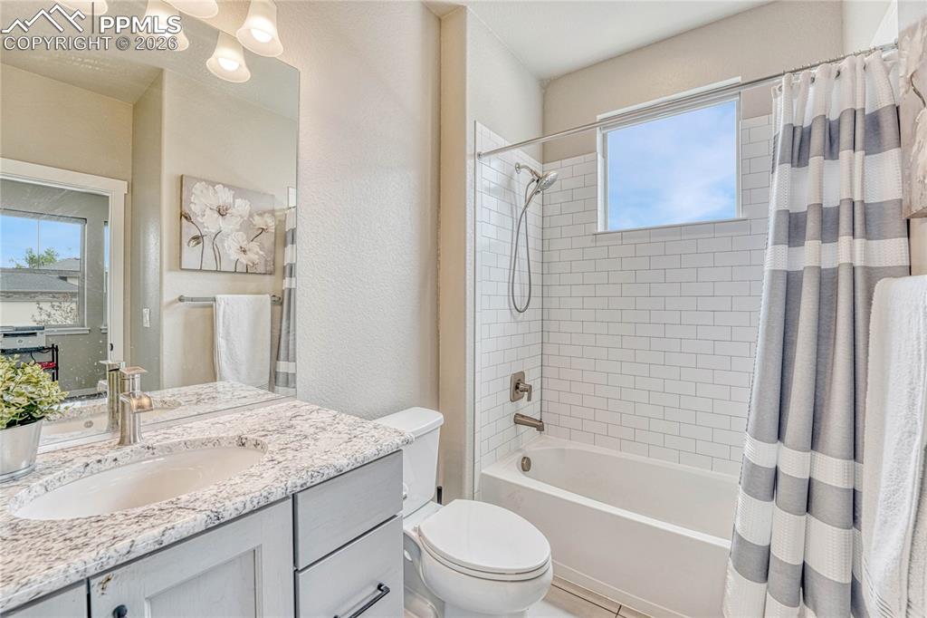 Image 22 of 49: Bathroom