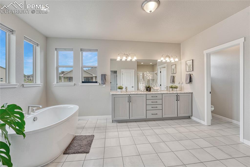 Image 31 of 49: Bathroom