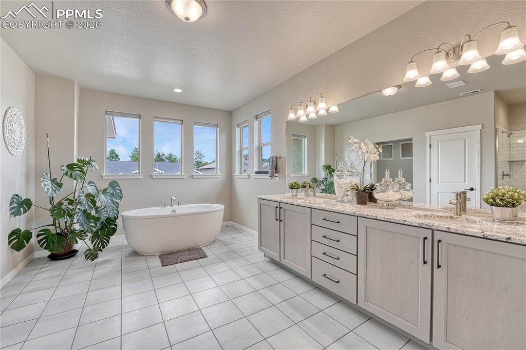 Image 32 of 49: Bathroom