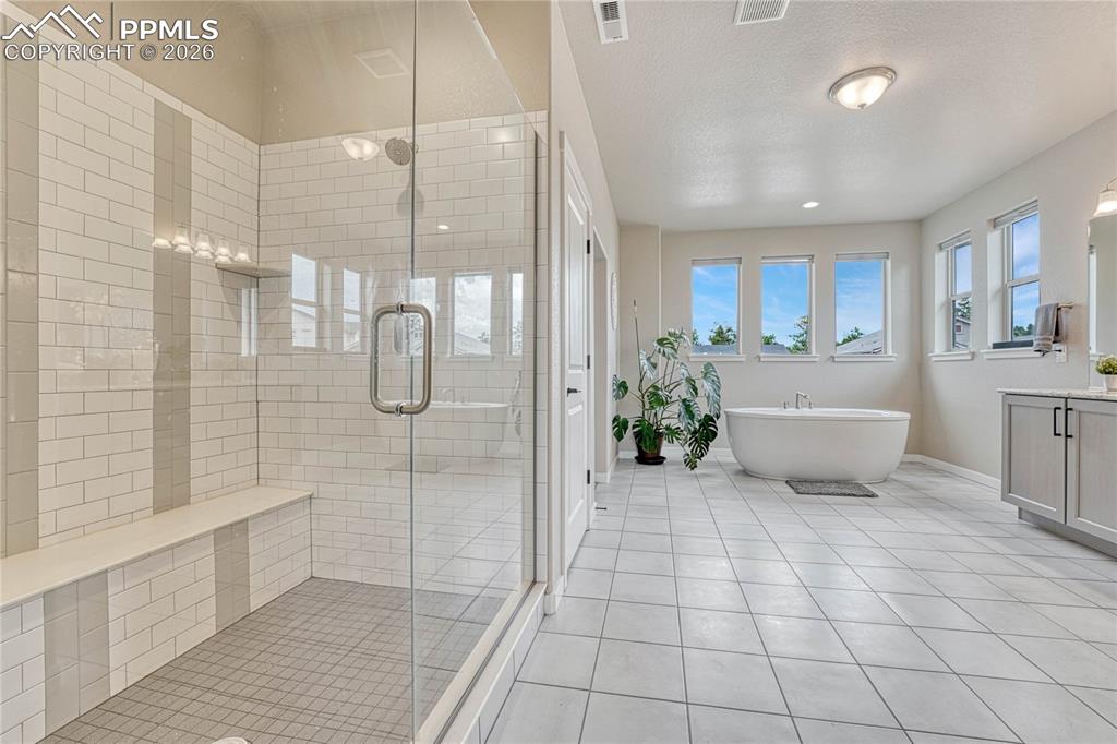 Image 33 of 49: Bathroom