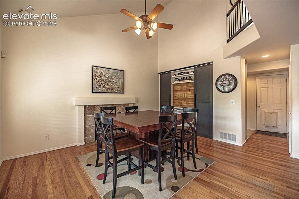 Image 13 of 50: Dining Area
