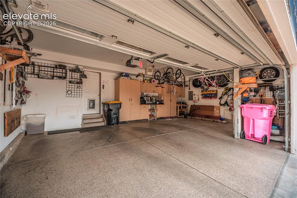 Image 40 of 50: Garage