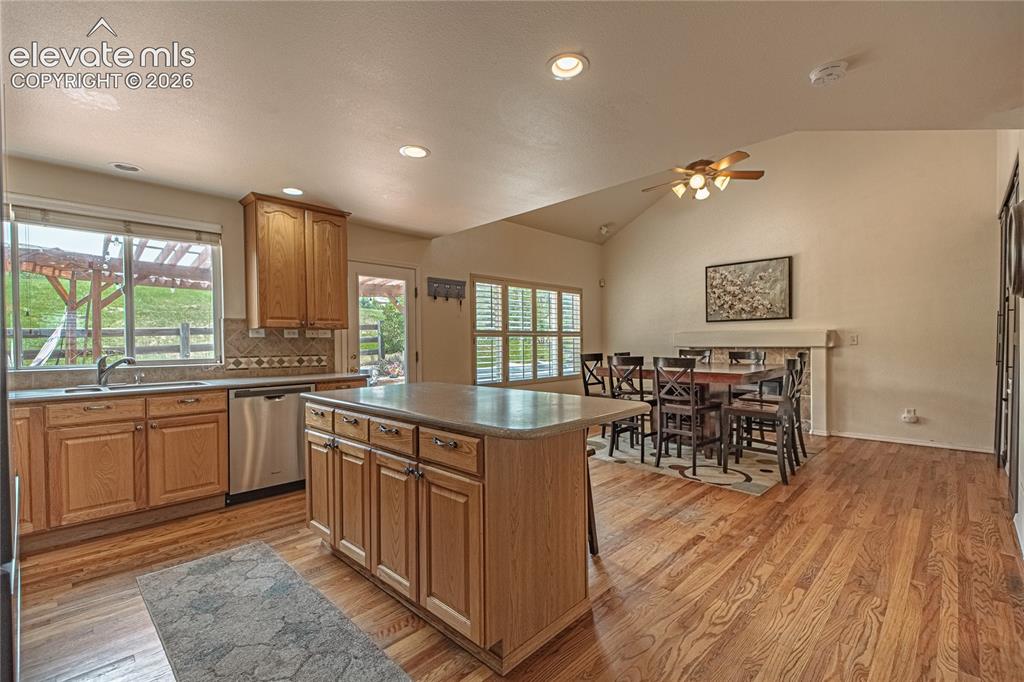Image 8 of 50: Kitchen