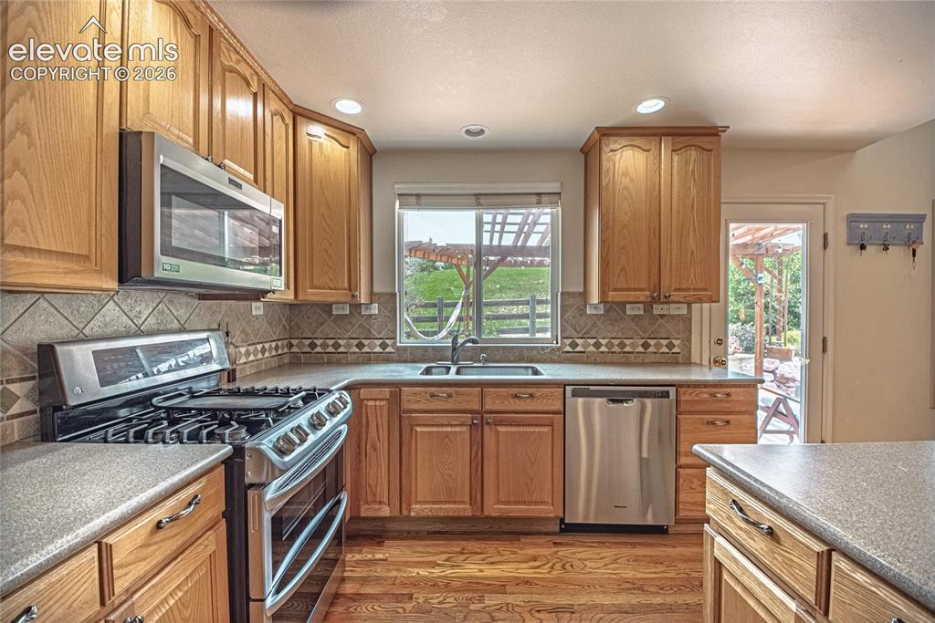 Image 9 of 50: Kitchen